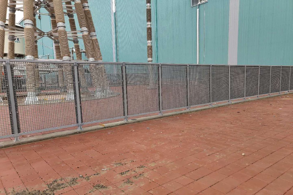 Metal isolation mesh wall